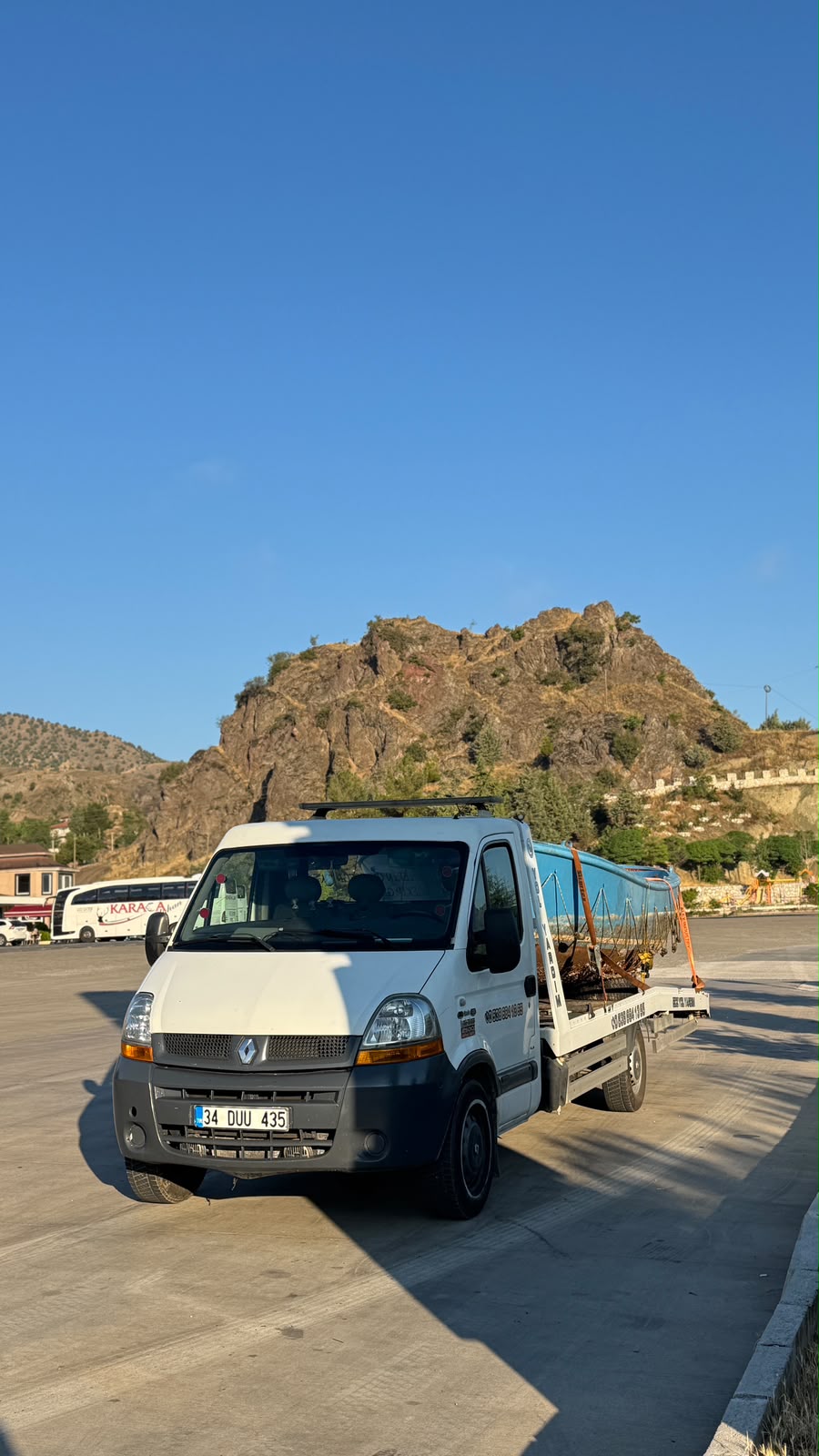 Açık alanda bulunan EDZ Yol Yardım çekici aracı