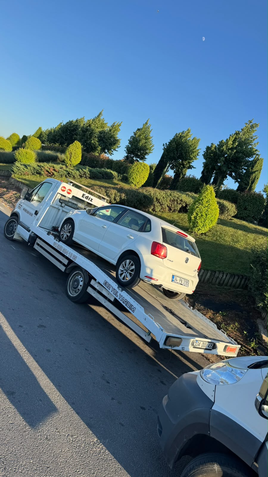 Beyaz otomobil yüklü EDZ Yol Yardım oto kurtarıcısı