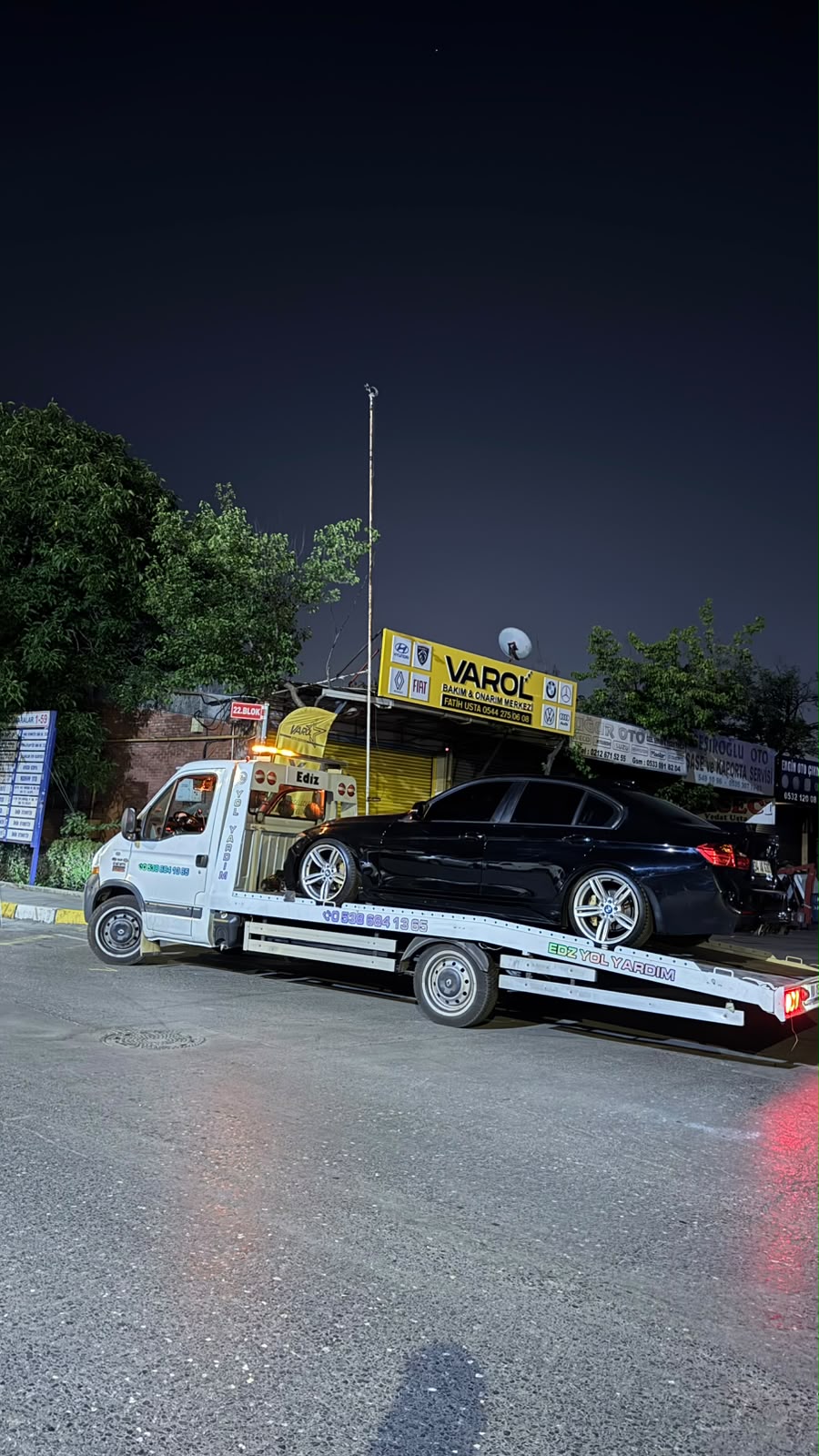Gece saatinde siyah otomobil taşıyan EDZ Yol Yardım çekicisi